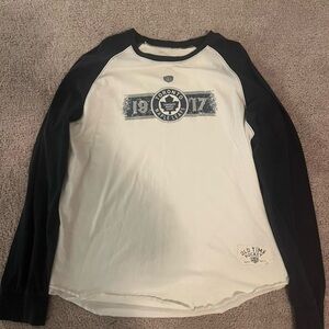 Black & White vintage Toronto Maple Leafs Men's Long sleeve shirt. Size L.